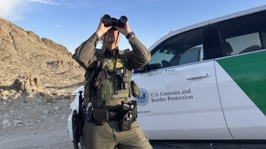 SUA înregistrează în 2025, primul an la putere al lui Trump, un sold migratoriu negativ, pentru prima oară după 50 de ani, arată un raport. O scădere a imigraţiei va antrena o creştere mai slabă a locurilor de muncă, a PIB-ului şi cheltuielilor de consum, avertizează