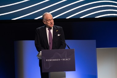 The Guardian: Miliardarul Ronald Lauder l-ar fi încurajat pe Trump să preia Groenlanda. Prietenul preşedintelui SUA are acum afaceri pe insulă şi ar fi obţinut un contract de exploatare a litiului şi în Ucraina