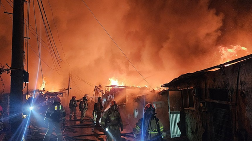 Sute de pompieri luptă cu un incendiu izbucnit într-o zonă defavorizată din districtul Gangnam din Coreea de Sud