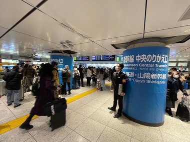 O pană de curent blochează liniile de tren din Tokyo, afectând mii de călători