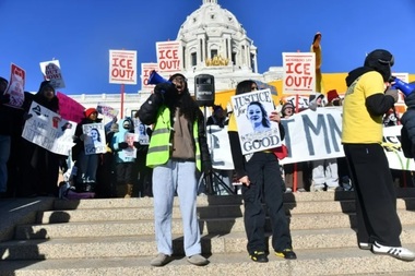 Renee Good, ucisă la 37 de ani de Poliţia Imigraţiei la Minneapolis, prezenta patru răni împuşcate, două în piept, una la braţ şi una la cap, arată un raport al pompierilor salvatori. la sosirea lor la faţa locului