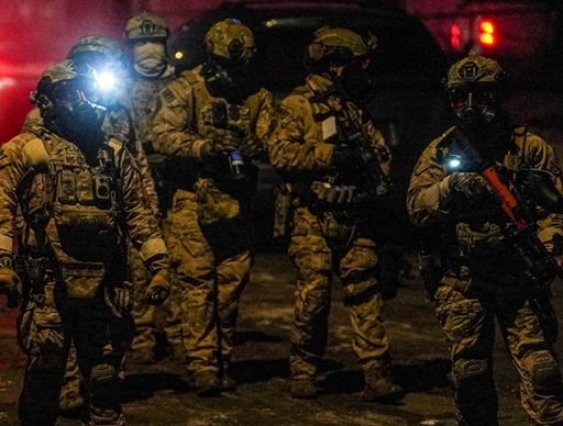 Trump nu vede ”niciun motiv, pentru moment” să invoce Insurrection Act în Minnesota, după uciderea americancei Renee Good de către un poliţist ICE. Insurrection Act, inocat ultima oară de George Bush tatăl, în 1992