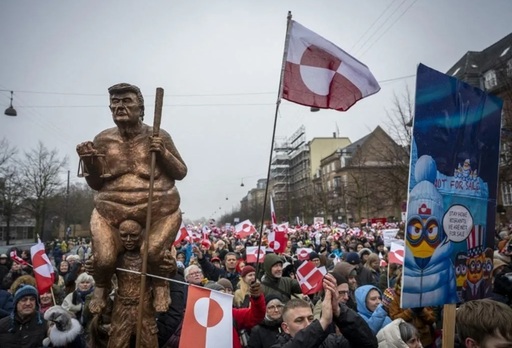 Mii de oameni manifestează la Copenhaga împotriva ambiţiilor lui Trump în Groenlanda. ”Make America Go Away”, ”USA already has too much ice”. 11 membri ai Congresului SUA în vizită. Chris Coons salută 225 de ani de alianţă cu regatul