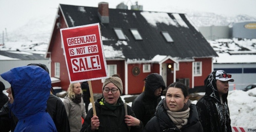 Europenii depun eforturi să răspundă ameninţării lui Trump cu taxe vamale până la vânzarea Groenlandei. Meloni avertizează împotriva unei ”greşeli”, Starmer plănuieşte să discute cu Trump, Macron evocă ”bazooka” comercială a UE, Olanda denunţă un ”şantaj”