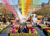 200.000 de lalele oferite vizitatorilor de Ziua Lalelei, la Museumplein, în Amsterdm. Unitatea locuitorilor şi vizitatorilor, invitaţi să culeagă gratuit lalele, promovată prin sloganul evenimentului, ”Unite with bloom”