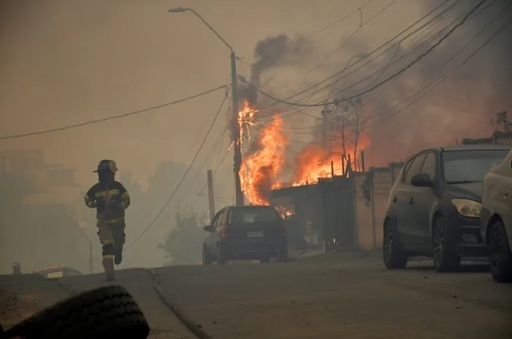 Cel puţin 19 morţi în sudul Chile, în incendii în regiunile Ñuble şi Biobio. Interdicţie de circulaţie pe timpul nopţii în oraşele Lirquén şi Penco, cele mai afectate de sinistru. Stare de ”catastrofă naturală”, 50.000 de evacuaţi
