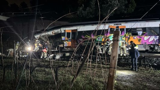 UPDATE - Cel puţin un mort şi 37 de răniţi într-un nou accident feroviar în Spania, în timpul unei furtuni / Echipajele de urgenţă au anunţat că nu mai sunt persoane în garnitură / Servicii feroviare suspendate 