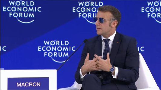 Ochelarii de soare tip „Top Gun” ai lui Macron cuceresc internetul. Însuşi Trump i-a remarcat în timpul discursului de la Davos: „Ce naiba s-a întâmplat?”