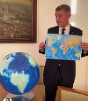 „L-am cumpărat cu 15.000 de coroane”: Premierul ceh Andrej Babis, ironizat după ce a cumpărat un glob pământesc ca să vadă unde este Groenlanda - VIDEO