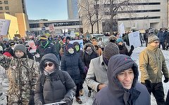 Tensiunea creşte în Minnesota unde protestatarii înfruntă vremea aspră pentru a-şi arăta solidaritatea cu comunităţile afectate de raidurile poliţiei antiimigraţie. Autorităţile au arestat zeci de clerici