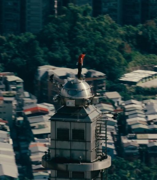 Alpinistul american Alex Honnold a urcat în vârful zgârie-norului Taipei 101 fără corzi