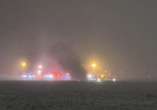 Un avion privat s-a prăbuşit în flăcări la aeroportul din Maine, cu opt persoane la bord