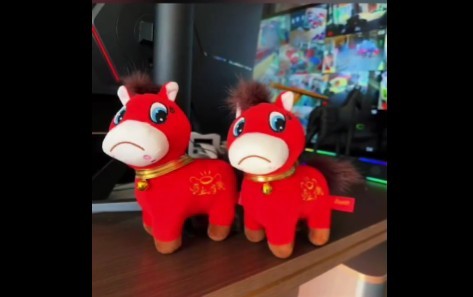 „Căluţul plângăcios”, jucăria momentului. S-a născut dintr-un accident, dar a cucerit inimile chinezilor care aşteaptă Anul Calului de foc