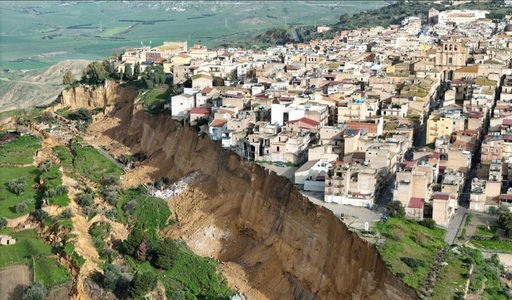 Peste 1.000 de persoane evacuate, în Sicilia, după surparea unei porţiuni de 4 km a unei faleze în timpul unei furtuni