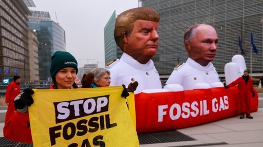Greenpeace manifestează cu efigii uriaşe ale lui Trump şi Putin la Bruxelles şi cere UE să renunţe la energiile fosile. ”Nu putem să înlocuim o dependenţă cu alta”