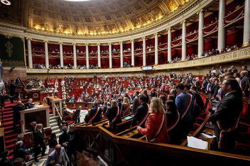 Adunarea Naţională franceză adoptă un proiect de lege care interzice reţelele sociale pentru minorii sub 15 ani. Telefoanele mobile vor fi interzise în licee