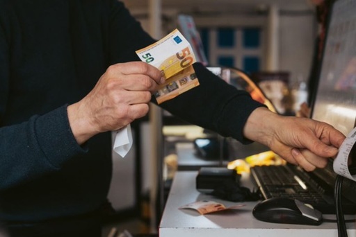 Euro se apreciază peste pragul simbolic de 1,20 dolari, pentru prima oară din iunie 2021. Trump consideră valoare dolarului ”formidabilă”