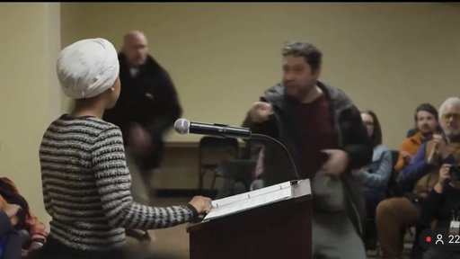SUA - Un bărbat a pulverizat o substanţă necunoscută asupra unei deputate, la câteva secunde după ce a cerut demisia lui Kristi Noem