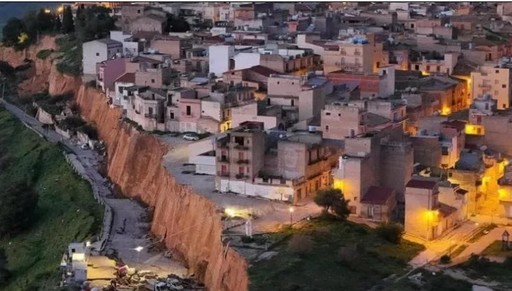 O alunecare de teren a lăsat un oraş sicilian pe buza prăpastiei. Locuitorii trăiesc cu frică şi furie în Niscemi, în timp ce pericolul nu a trecut - VIDEO