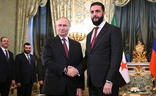 Putin, care i-a acordat azil lui Bashar al-Assad, îl primeşte pe noul lider sirian în timp ce Rusia încearcă să-şi consolideze poziţiile militare în ţară. Este deja a doua vizită la Moscova a lui Sharaa în decurs de patru luni