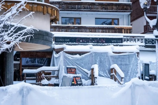 Parchetul din Valais deschide o anchetă penală împotriva unui fost însărcinat cu siguranţa la Crans-Montana, după incendiul de la Le Constellation. O delegaţie de schioare italiene se reculege lângă bar, înaintea etapei de Cupă Mondială, care începe vineri la Crans-Montana