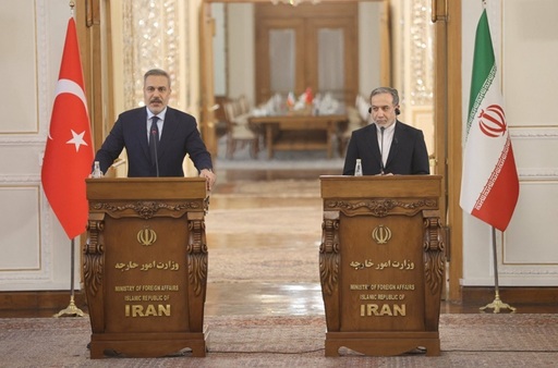 Ministrul iranian de Externe Abbas Araghchi urmează să efectueze vineri o vizită în Turcia, care vrea să medieze în vederea unei liniştiri a tensiunilor între Iran şi SUA. Forţele iraniene au ”degetul pe trăgaci” şi sunt pregătite să răspundă, a ameninţat Araghchi 