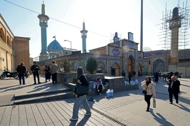 Iranul ameninţă să lovească baze militare şi portavioane americane în cazul unui atac