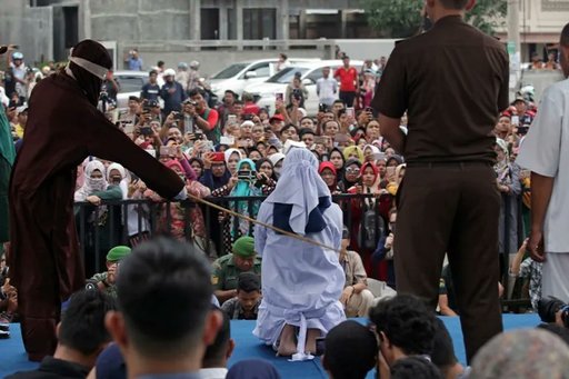 Un cuplu indonezian a fost pedepsit cu 140 de lovituri de nuia pentru relaţii sexuale şi consum de alcool. Femeia a leşinat