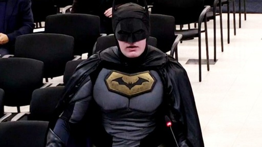 Un ”Batman” cere autorităţilor din Santa Clara, într-o şedinţă a Consiliului Municipal, să se asigure ca ICE să nu aibă acces la resursele locale şi datele rezidenţilor înainte de Super Bowl, prevăzut la 8 februarie în oraş