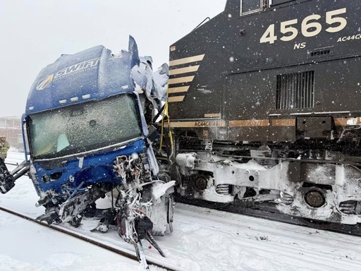 Coliziune în SUA între un tren, cu viteză mare, şi un camion blocat pe şine în zăpadă