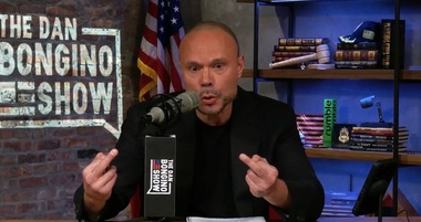 Trump le cere republicanilor ”să preia controlul” alegerilor în ”cel puţin 15” state, înaintea alegerilor de la jumătate de mandat, într-un interviu cu podacasterul Dan Bongino, un fost director adjunct al FBI. ”Republicanii ar trebui să naţionalizeze votul”