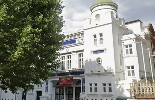 Un bărbat arestat la Londra, suspectat de incendierea unui centru islamic în cartierul înstărit Maida Vale, teatrul unor manifestaţii de susţinere sau de opoziţie faţă de puterea iraniană în ultimii ani