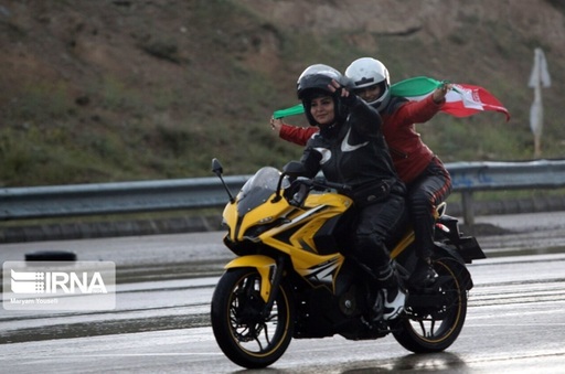 Femeile din Iran, autorizate să conducă vehicule pe două roţi
