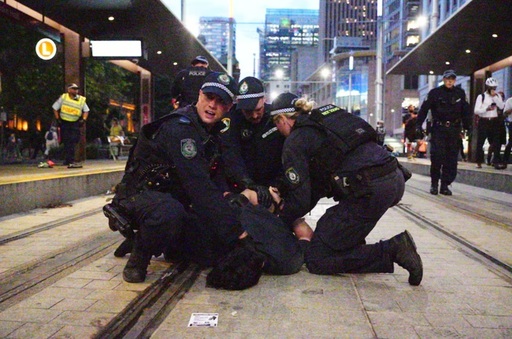 Manifestanţi cer arestarea lui ”Herzog, criminal de război”, în timpul unei vizite a preşedintelui israelian de patru zile în Australia, sub înaltă securitate, pentru a aduce un omagiu victimelor atentatului de la Bondi Beach. Poliţia i-a promis ”imunitate completă”