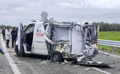 Un furgon blindat, atacat cu explozivi într-un jaf ratat, pe o autostradă, între automobile, în Italia, de către un comando cu cagule şi o Alfa Romeo cu girofar. Schimb de focuri cu carabinierii, fără răniţi. Fugă cu maşini furate. Doi bărbaţi, arestaţi în provincia Lecce