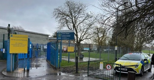 Doi elevi de 12 şi 13 ani răniţi, unul în stare gravă, înjunghiaţi cu cuţitul la Colegiul Kingsbury High School, la Londra. Un adolescent de 13 ani arestat. Arma găsită, anunţă poliţia. Anchetă a poliţiei antiteroriste, deşi atacul nu este considerat un ”incident terorist”