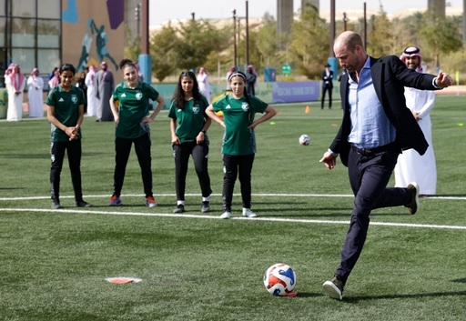 Prinţul William se întâlneşte, la Riad, cu tinere fotbaliste saudite
