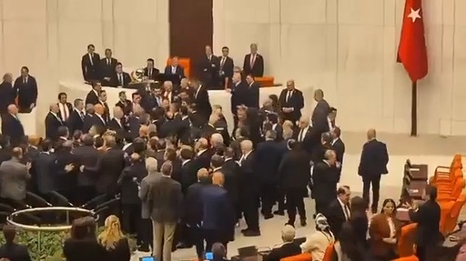 Încăierare în Parlamentul turc la ceremonia depunerii jurământului de către noul ministru al Justiţiei, Akin Gurlek, fostul procuror general al Istanbului, care a emis mandatul de arestare a lui Ekrem İmamoglu. Opoziţia a încercat să-l împiedice să depună jurământul