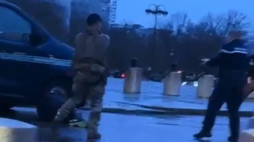 Un bărbat înarmat cu un cuţit ameninţă jandarmi la Arcul de Triumf, la Paris. Suspectul, rănit grav prin împuşcare, între viaţă şi moarte, de către un jandarm. Parchetul Antiterorist deschide o anchetă