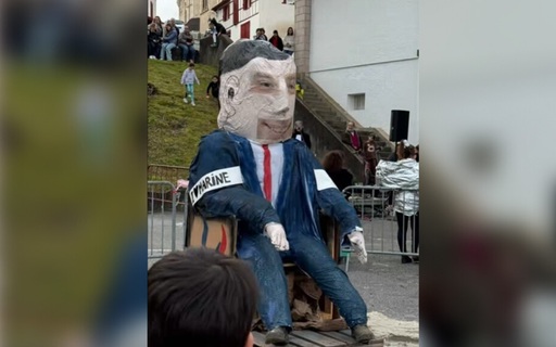Anchetă în Franţa, în urma arderii unei păpuşi uriaşe cu efigia lui Jordan Bardella la un carnaval în Ţara Bascilor. Manechinul purta o brasardă cu mesajul "I LOVE MARINE”