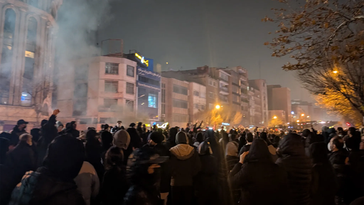 Iran: Familia unui protestatar, obligată să plătească pentru glonţul care i-a ucis fiul. "Hooman a ieşit în stradă fără armă. Nu avea nici măcar o piatră mică în buzunare pentru a se apăra, dar a fost împuşcat cu un glonţ militar"