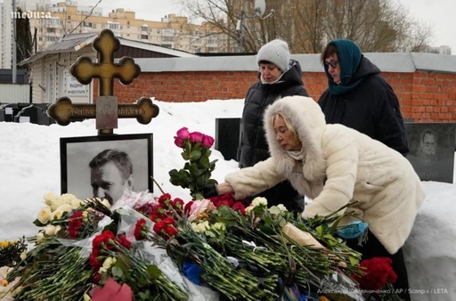 Mama lui Navalnîi, Liudmila, cere să i se facă dreptate fiului său ”otrăvit”. ”Fiul nostru n-a murit în închisoare, el a fost asasinat”, declară ea în apropierea mormântului, la Moscova. Zeci de persoane s-au recules la mormânt, la doi ani de la moartea opozantului