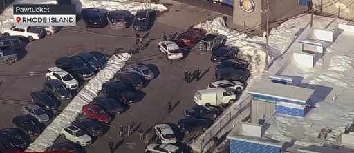 Împuşcături la un meci de hochei din Rhode Island provoacă moartea a trei persoane, inclusiv a trăgătorului, şi rănirea altor trei
