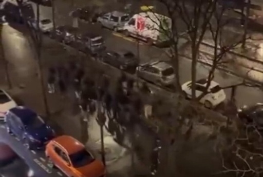 Anchetă la Paris după ce aproximativ 50 de bărbaţi cu cagule fac saluturi naziste pe un bulevard parizian. Svastici pe Statuia Republicii, în centrul capitalei franceze