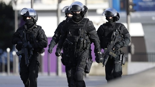 Schimburi de focuri de armă în Franţa, între un septuagenar, baricadat în locuinţă, şi poliţie, care voia să-l aresteze, la Châteauroux. Bărbatul a aruncat trei grenade pe geam, dintre care una explodat