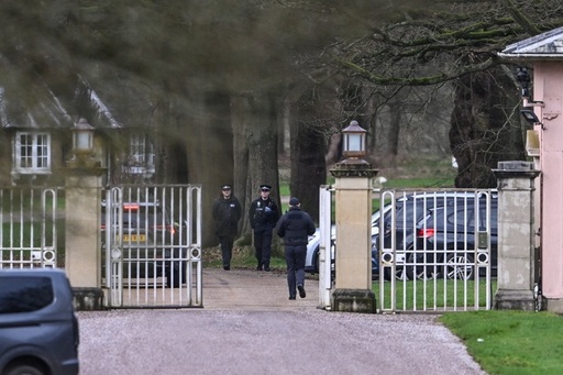 Poliţia continuă percheziţiile la Royal Lodge, pe domeniul Windsor, fosta locuinţă a lui Andrew, al optulea în linia de succesiune la tron