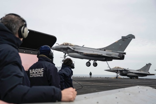Portavionul francez Charles de Gaulle, desfăşurat în Atlanticul de Nord şi Marea Baltică, anunţă Parisul