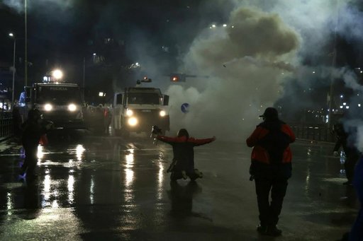 Albania: Ciocniri la Tirana între poliţie şi protestatari. Forţele de ordine au folosit gaze lacrimogene şi tunuri de apă - VIDEO