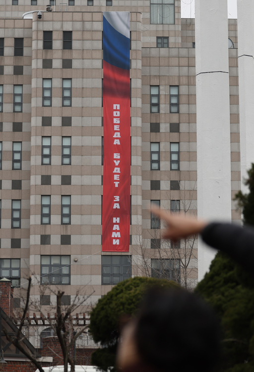 Coreea de Sud solicită ambasadei ruse să îndepărteze un banner pe care scrie „Victorie” afişat în apropierea împlinirii a patru ani de război în Ucraina