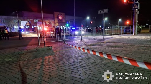 Şapte poliţişti răniţi în sudul Ucrainei, într-o explozie la Mîkolaiv. Zelenski anunţă că sunt anchetate ”toate circumstanţele”, ”inclusiv posibilitatea unui atac terorist”, la două zile de la un incident similar la Liov, soldat cu moartea unei poliţiste şi 25 de răniţi